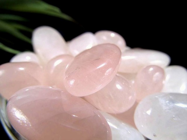 ☆厳選ご奉仕品☆定番人気『愛の石』♡【85cm透明ローズクオーツさざれ