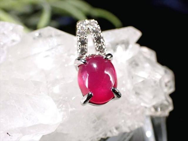 最高級5A 極上ルビーペンダントトップ ぷっくりオーバル型 ジルコニア装飾タイプ 石サイズ縦約9mm Silver925 超透明 勝利と情熱を象徴する石 ミャンマー産