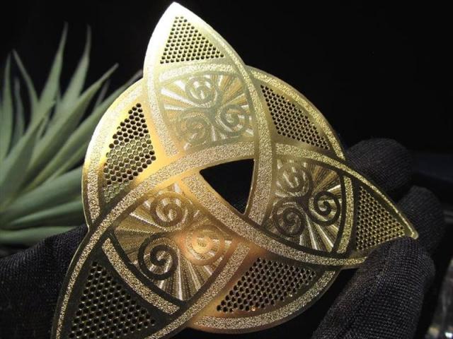 トリケトラ&トリスケル 直径約79mm 厚み約0.6mm 1個売り ゴールドカラー 瞑想・浄化・波動などのヒーリングに