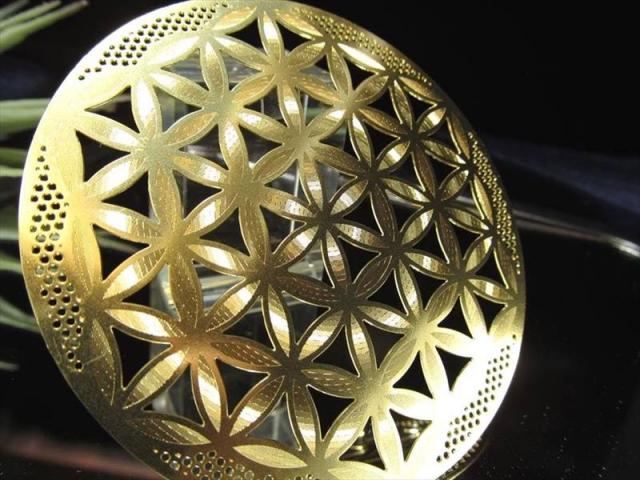 フラワーオブライフ 直径約79mm 厚み約0.6mm 1個売り ゴールドカラー 瞑想・浄化・波動などのヒーリングに 秘めたエネルギーを呼び覚ます