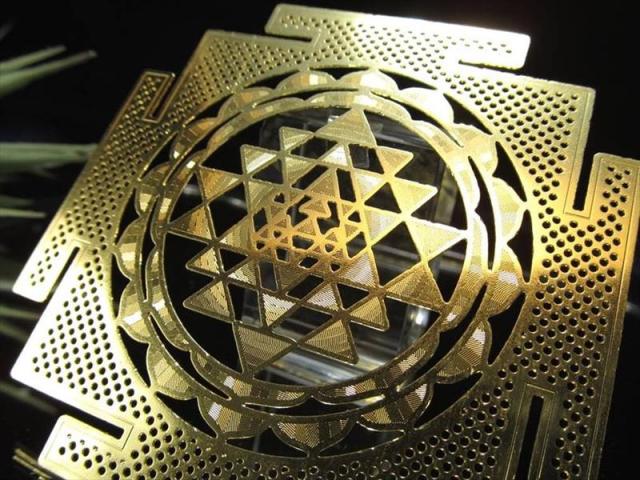 シュリヤントラ 直径約79mm 厚み約0.6mm 1個売り ゴールドカラー 瞑想・浄化・波動などのヒーリングに 秘めたエネルギーを呼び覚ます