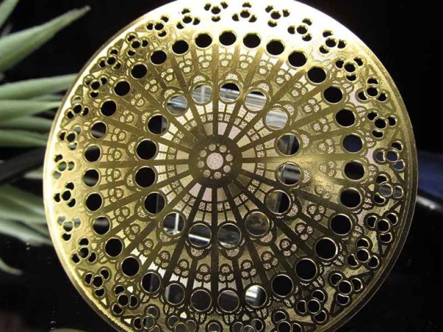 聖母マリア(薔薇窓) 直径約79mm 厚み約0.6mm 1個売り ゴールドカラー 瞑想・浄化・波動などのヒーリングに 秘めたエネルギーを呼び覚ます