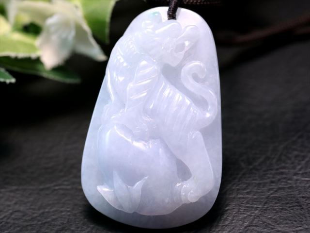 寅年 ラベンダー翡翠 彫刻 虎(トラ)彫刻 ラベンダーヒスイ(ジェイド) ネックレス 縦約50mm 重さ約30g 首周りサイズ約70cm 長さの調整可能な組み紐ネックレス