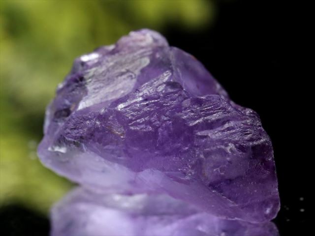 採掘量極僅か!激レア産地! パープルフローライト 結晶原石 最大幅約22mm 重さ7.4g 特徴的な希少赤色蛍光 目を奪われる個性的な美しさ