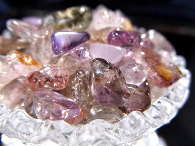 上質小粒タイプ スーパーセブン さざれ(クリスタル) 約100グラム 多鉱物を閉じ込めた水晶 浄化用 粒の大きさ 約5ミリ-11ミリ