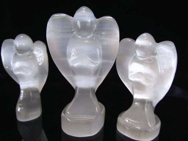 セレナイト エンジェル 彫刻置物 高さ約12cm 幸福を運ぶ天使モチーフサティンスパーキャッツアイ 聖母マリアのガラス 守護や優しさの象徴 メキシコ産