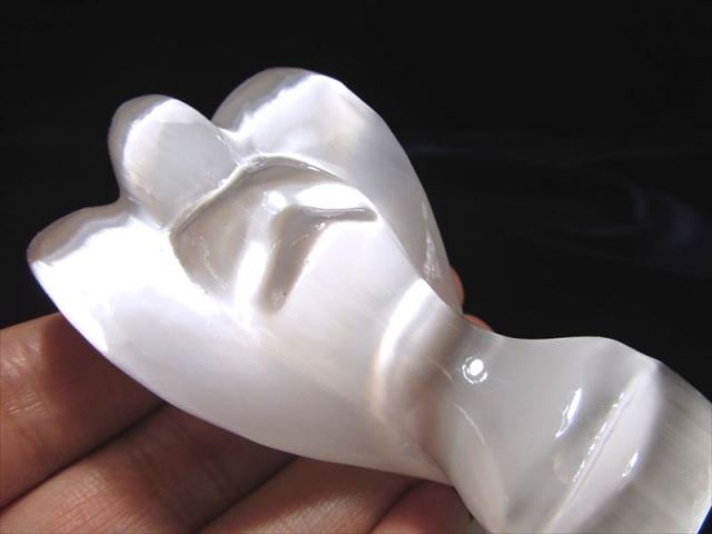 セレナイト エンジェル 彫刻置物 高さ約12cm 幸福を運ぶ天使モチーフ