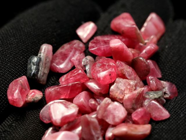 濃色結晶入り ロードナイト さざれ 約50グラム 粒の大きさ約5mm