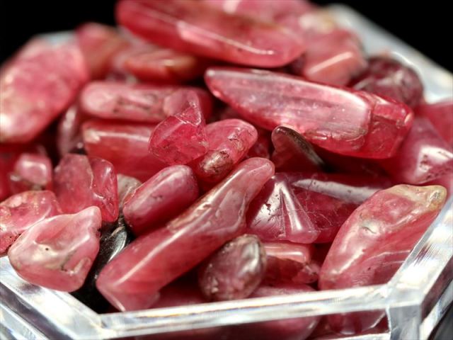 じゅわーっとくる！綺麗なロードナイト！すんごい！ 濃色結晶入り ロードナイト さざれ 約50グラム 粒の大きさ約5mm