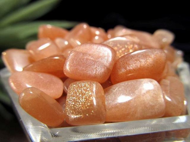 オレンジムーンストーン さざれ 約200g入り 粒の大きさ約8mm-15mm 上品な煌めきと艶々シラー 女性に人気のヌーディーカラー 太陽と月の力を兼ね備えている石