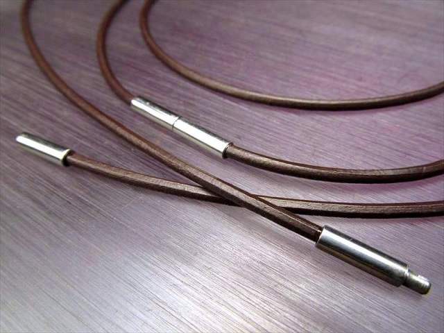 クールな革紐ネックレス ダークブラウン 長さ50cm 幅約1.9mm、金具部分 