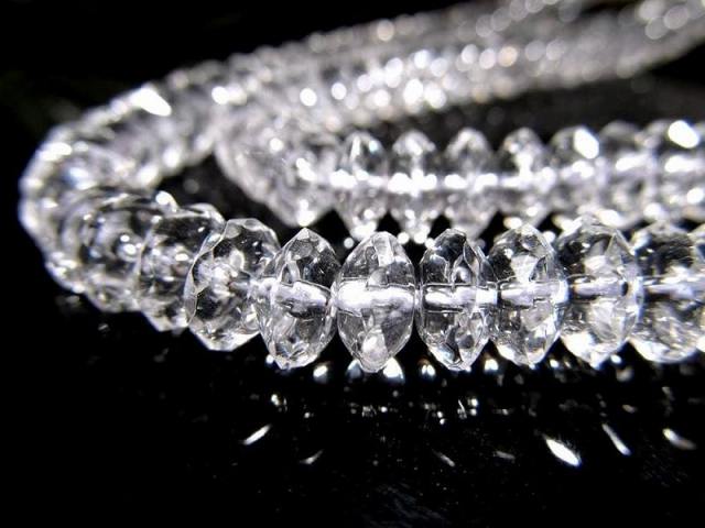 激安宣言 繊細カット入りソロバン型ボタン 約6.5mm-7.5mm 天然水晶