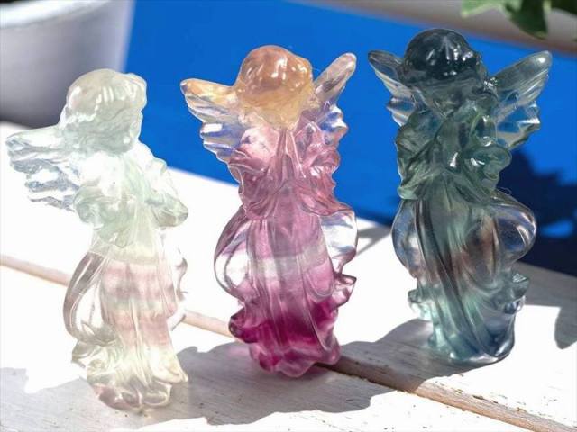 天然フローライトエンジェル　フローライト天使　フローライトの天使　彫り物　彫刻 マルチカラー フローライト エンジェル 彫刻置物 1個売り 高さ約