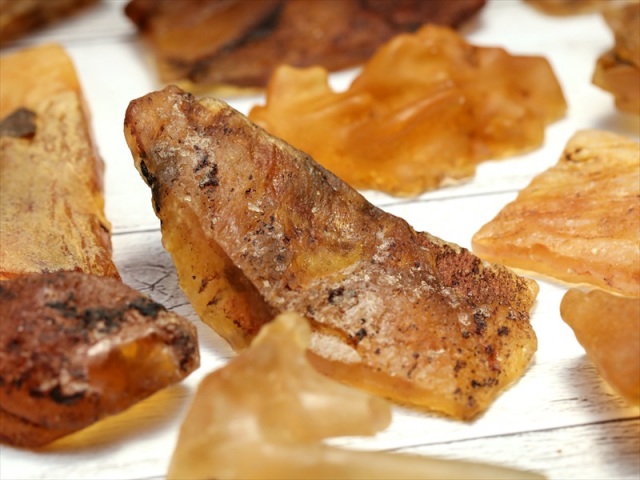 ナチュラルタイプ 1個売り 琥珀(アンバー) 原石(天然コパール) 140g-160g ブラックライトで変色 インドネシア産 hos