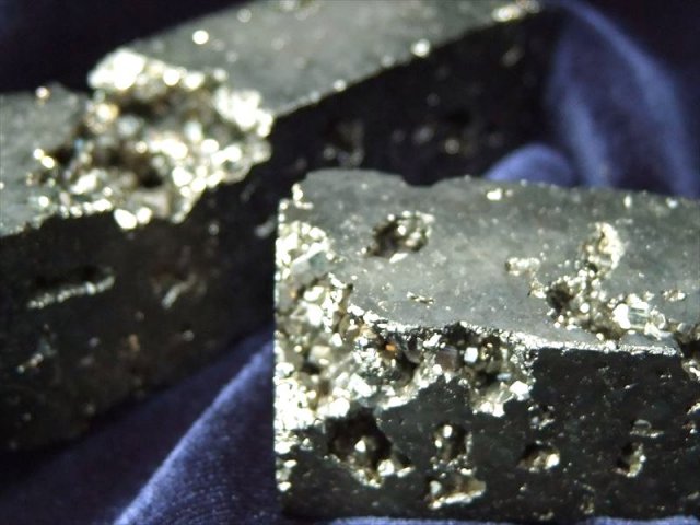 キラキラ光沢 パイライト(黄鉄鉱) オベリスク 重さ 60g-70g