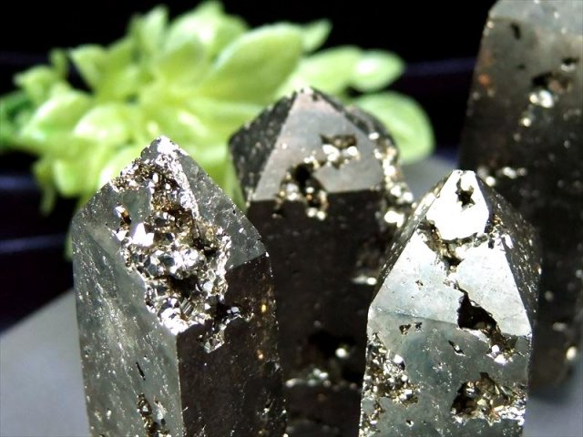 キラキラ光沢 パイライト 黄鉄鉱 オベリスク 重さ 80g-90g ナチュラルタイプ 四角柱 金運上昇 仕事運 天然石 フールズゴールド 愚者の黄金 パワーストーン