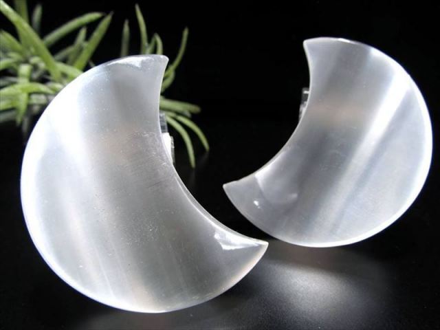 大人気商品 美品キャッツアイセレナイト 三日月型 タンブル 石サイズ約54mm-56mm 1個売り ムーン型 艶々良質 聖母マリアのガラス タイプB メキシコ産