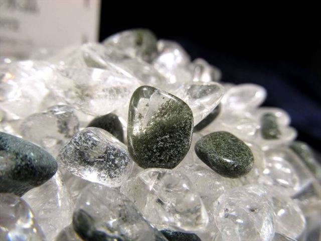 幻の激レア水晶 ガネーシュヒマール産 水晶 クローライトインクォーツ さざれ 約100g 粒の大きさ約3mm-20mm ギャランティカード付き サザレ石