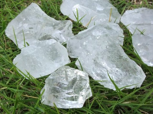 500g売りアイスデビル まるでカチ割り氷 透明水晶 ロッククリスタル 詰め合わせ 約4個-6個入り 氷のような美しい透明水晶 大自然の力強さ マダガスカル産