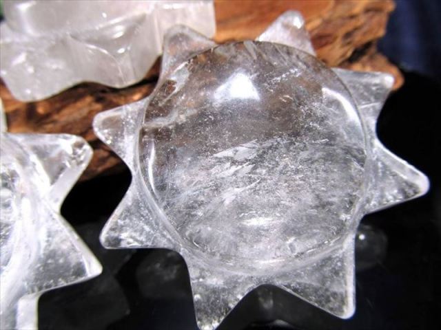 生命の源 天然水晶 太陽置物 最大幅約4cm-5cm 1個売り 太陽モチーフ インテリアや贈り物に 純粋と浄化を象徴する万能パワーストーン