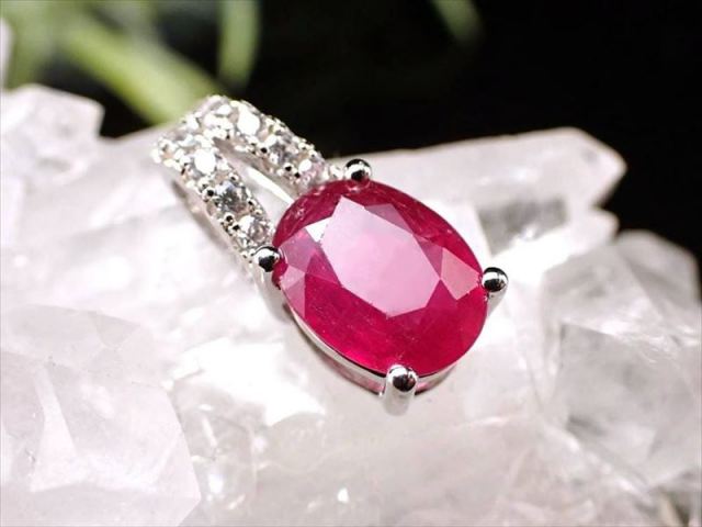 最高級5A 極上 ルビー ペンダントトップ オーバルカット型 石サイズ約9mm Silver925 濃い結晶 ジルコニア装飾 勝利と情熱を象徴する石 ミャンマー産 pe-p