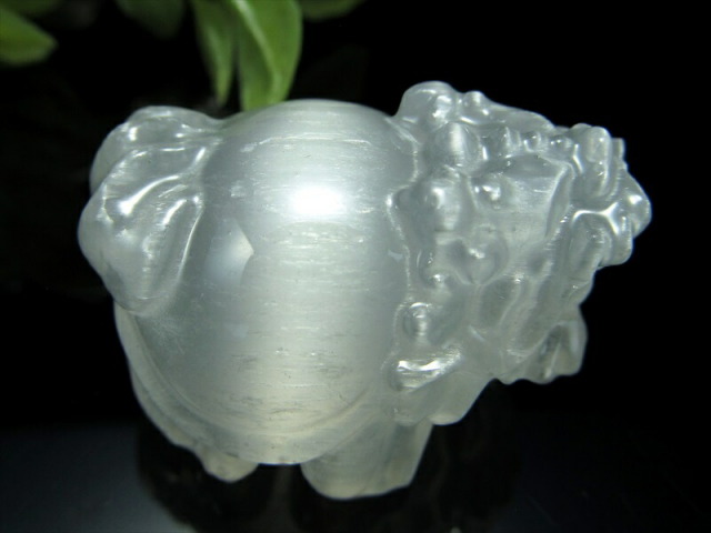 セレナイト (透石膏) ロングイ 彫刻置物 長さ約3.5cm 1個売り 財運を高める瑞獣 繁栄と安泰の象徴 聖母マリアのガラス インテリアや贈り物に メキシコ産 hos