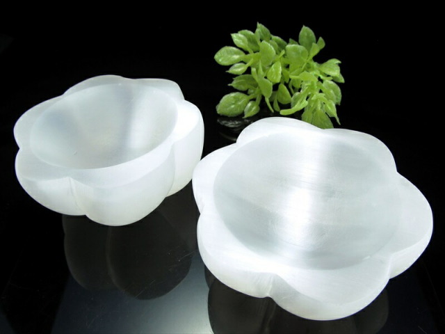 1個売り 美品キャッツアイ セレナイト (ジプサム 透石膏) フラワー型小皿 最大幅約75mm-80mm×厚さ30mm-35mm 聖母マリアのガラス シルクのような繊維質