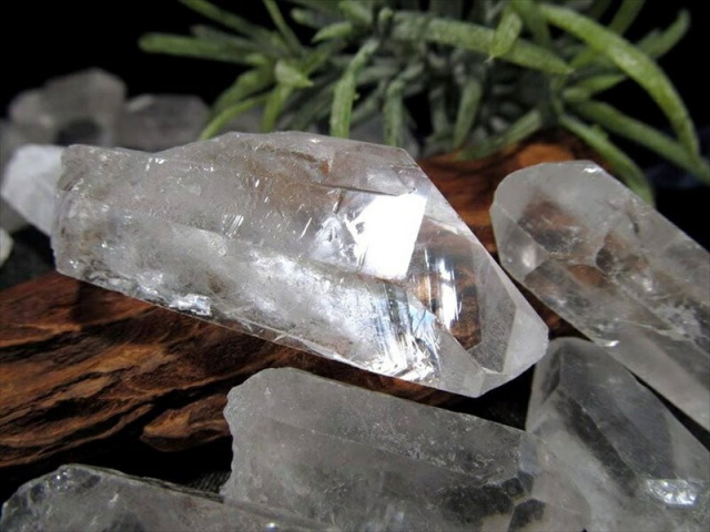 お買い得 水晶ポイント 詰め合わせ 約200g 11本-15本 約3cm-7cm ギャランティーカード付属 上質な水晶の産地 清らかな力をもつ全能の石