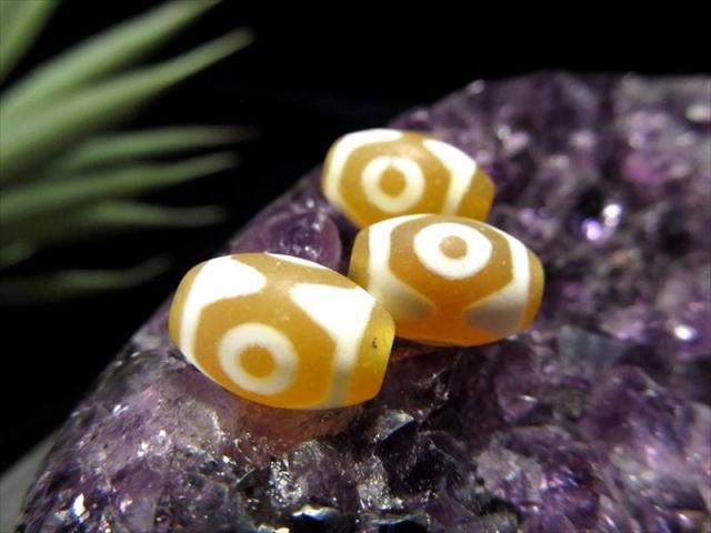 珍しいビタミンカラー 虎牙三眼天珠（こがさんがんてんじゅ) 最大長さ約11.5mm-12mm 1個売り 少量限定入荷 天然玉髄使用