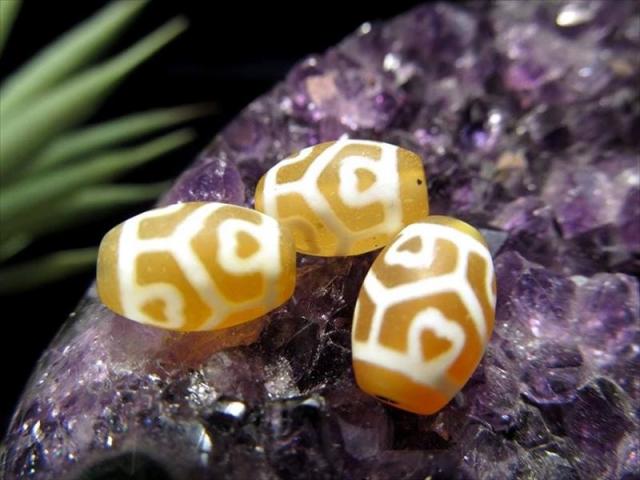 865　天珠　亀甲長壽蓮花宝瓶天珠　貴重　珍品　dzibeads！ 亀甲長寿天珠 & 蓮花宝瓶天珠 ブレス | 天然石 〜言霊〜 楓