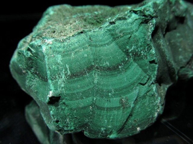 マラカイト ハーフポリッシュ原石 専用木製台座付き 高さ約137mm 重さ