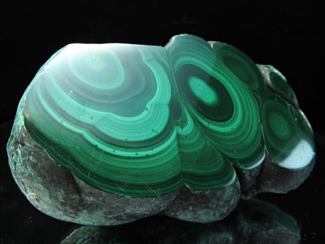 マラカイト ハーフポリッシュ原石 専用木製台座付き 高さ約137mm 重さ