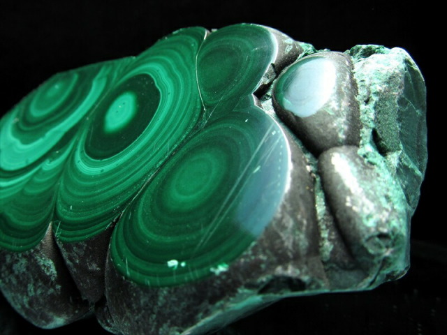 マラカイト ハーフポリッシュ原石 専用木製台座付き 高さ約137mm