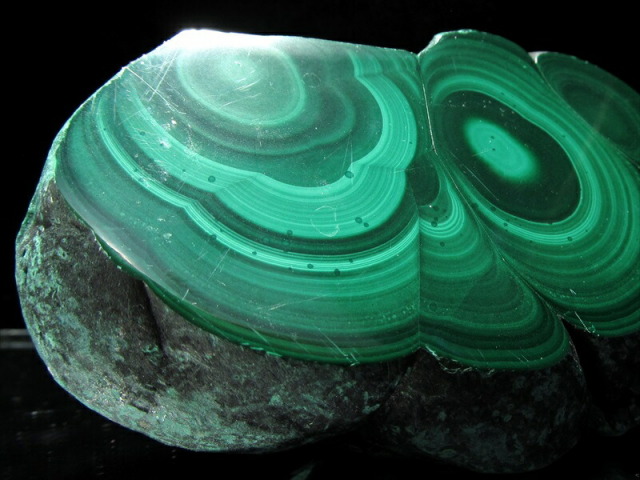 マラカイト ハーフポリッシュ原石 専用木製台座付き 高さ約137mm