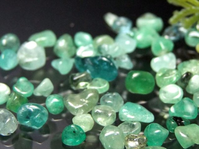 宝石質さざれ エメラルド さざれ 約20g 粒の大きさ約2mm-6mm サザレ さざれ 極小つるんと丸タイプ 浄化用・インテリアに 世界四大宝石の一つ 5月の誕生石