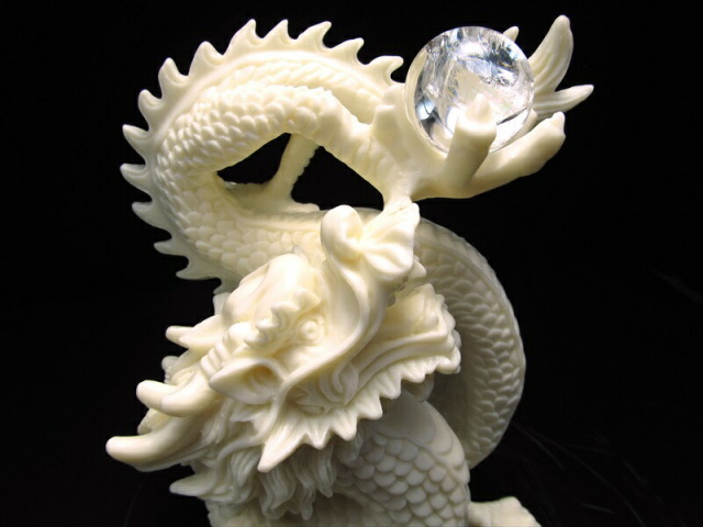 天然水晶丸玉付き 龍神 丸玉付き 置物 幅110mm前後 高さ135mm 大人気！天然水晶（約26mm-30mm）のドラゴンボール 龍玉