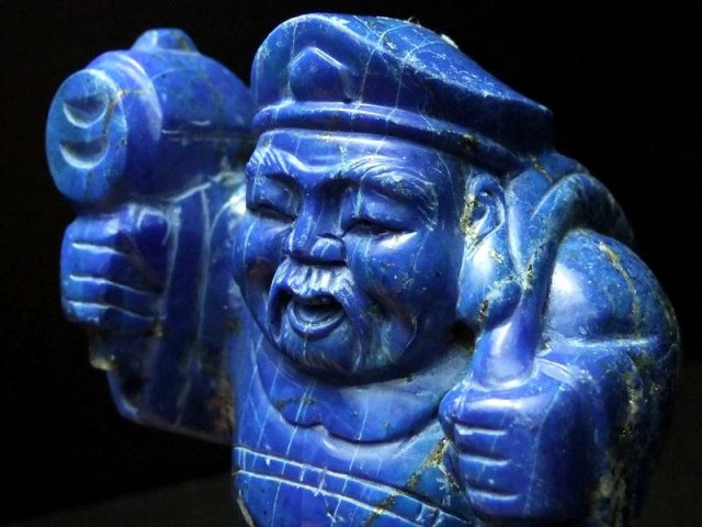 縁起物 ラピスラズリ 大黒天 彫刻置物 高さ約103mm 重さ399g 七福神で有名な大黒天様 インテリアや贈り物に 五穀豊穣 商売繁盛 1点物 手彫り アフガニスタン産