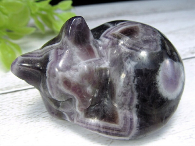 アメジスト ブラジル産　重さ585ｇ　猫の目　原石 置物 シェブロン アメジスト 眠り猫 天然石置物 重さ約100g-120g 癒しの眠り