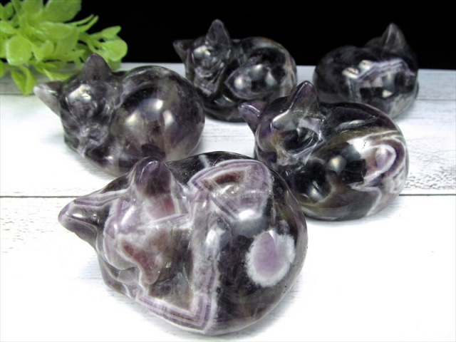 シェブロン アメジスト 眠り猫 天然石置物 重さ約100g-120g 癒しの眠り