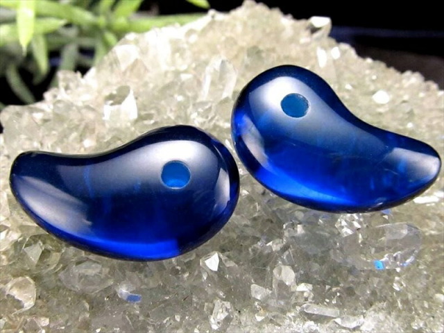 1個売り バルティックアンバー(天然琥珀) 勾玉 ブルーカラー 縦約24mm