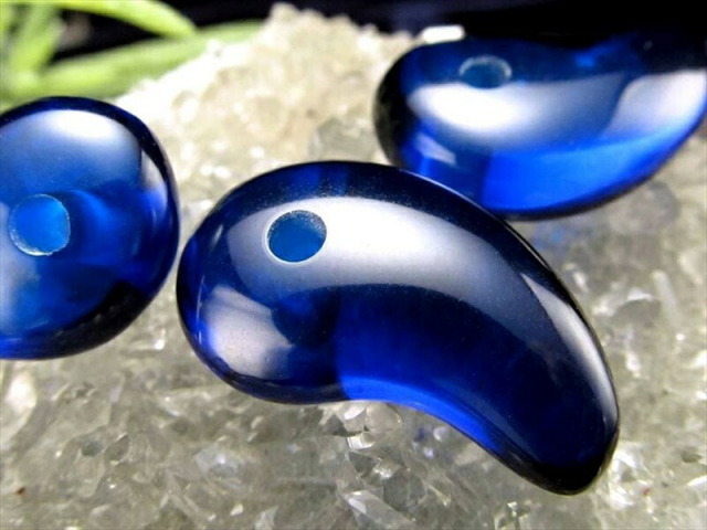 1個売り バルティックアンバー 天然琥珀 勾玉 ブルーカラー 縦約24mm-26mm×横約14mm-16mm 最高級品質 魔除けや厄除け&幸運のお守り