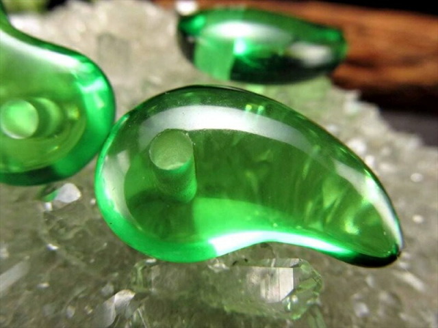 1個売り バルティックアンバー 天然琥珀 勾玉 グリーンカラー 縦約24mm-26mm×横約14mm-16mm 最高級品質 魔除けや厄除け&幸運のお守り