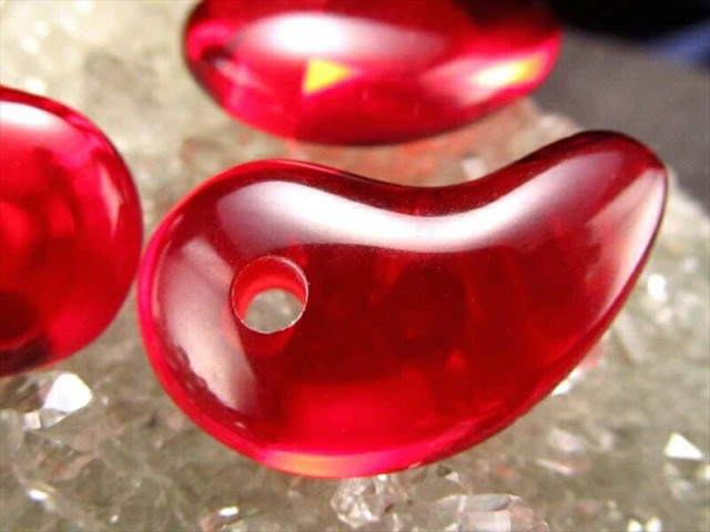 1個売り バルティックアンバー 天然琥珀 勾玉 レッドカラー 縦約24mm-26mm×横約14mm-16mm 最高級品質 魔除けや厄除け&幸運のお守り