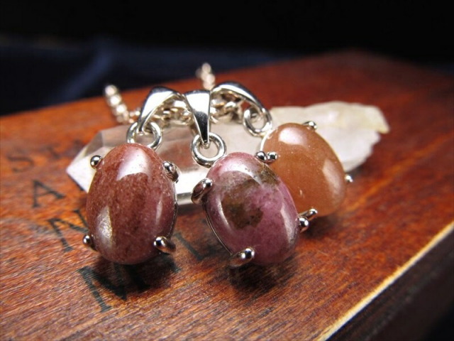 純国産2A+ 四つ爪タイプ 天然ロードナイトシリカ ラブシリカ オーバル型ペンダントトップ 小タイプ 証明書付き 石サイズ縦約12mm