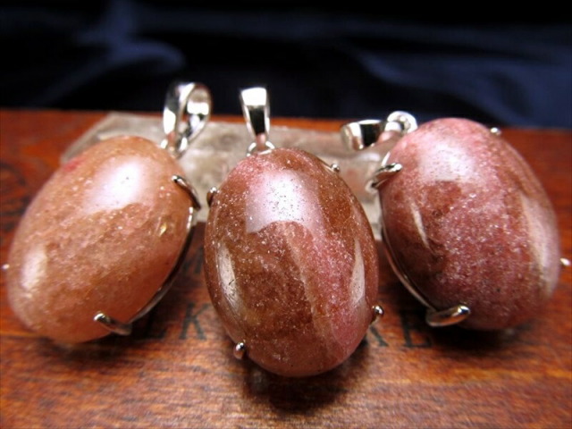 純国産A+ 四つ爪タイプ 天然ロードナイトシリカ ラブシリカ オーバル型ペンダントトップ 中タイプ 証明書付き 石サイズ縦約20mm