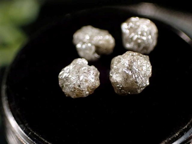 黄色蛍光タイプ 天然蛍光ダイヤモンド 金剛石 結晶原石 1個売り 約0.8