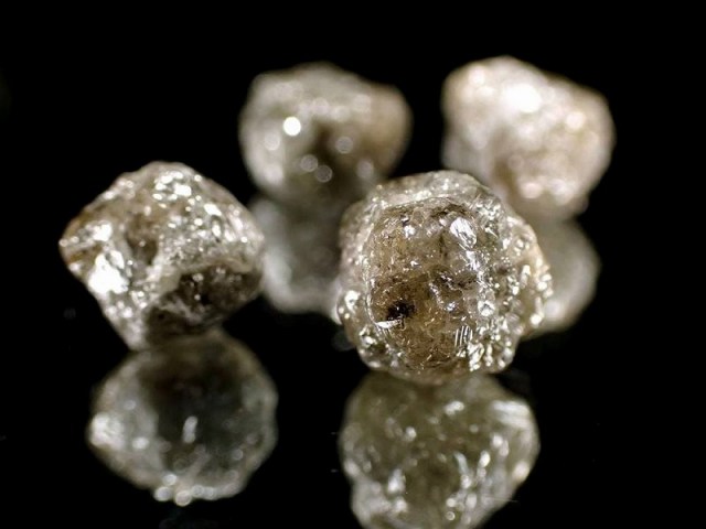 黄色蛍光タイプ 天然蛍光ダイヤモンド 金剛石 結晶原石 1個売り 約0.4