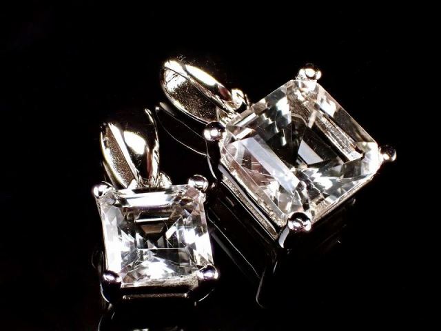 ミニ原石付属 宝石質ペタライト 葉長石 スクエアカット ペンダントトップ 石サイズ縦約4mm 約2.3ct 1個売り 天使の石 ネガティブなエネルギーを浄化