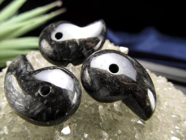 希少色 黒翡翠 ブラックジェイド 勾玉 大サイズ 1個売り 縦約30mm-34mm×横約19mm-22mm 1個売り 艶光沢抜群 魔除けや厄除け&幸運のお守り 5月の誕生石