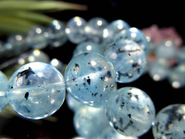 アクアマリン入りクォーツ上のブラックトルマリン ブラックトルマリンインアクアマリン・ルース 19mm - stone-planet